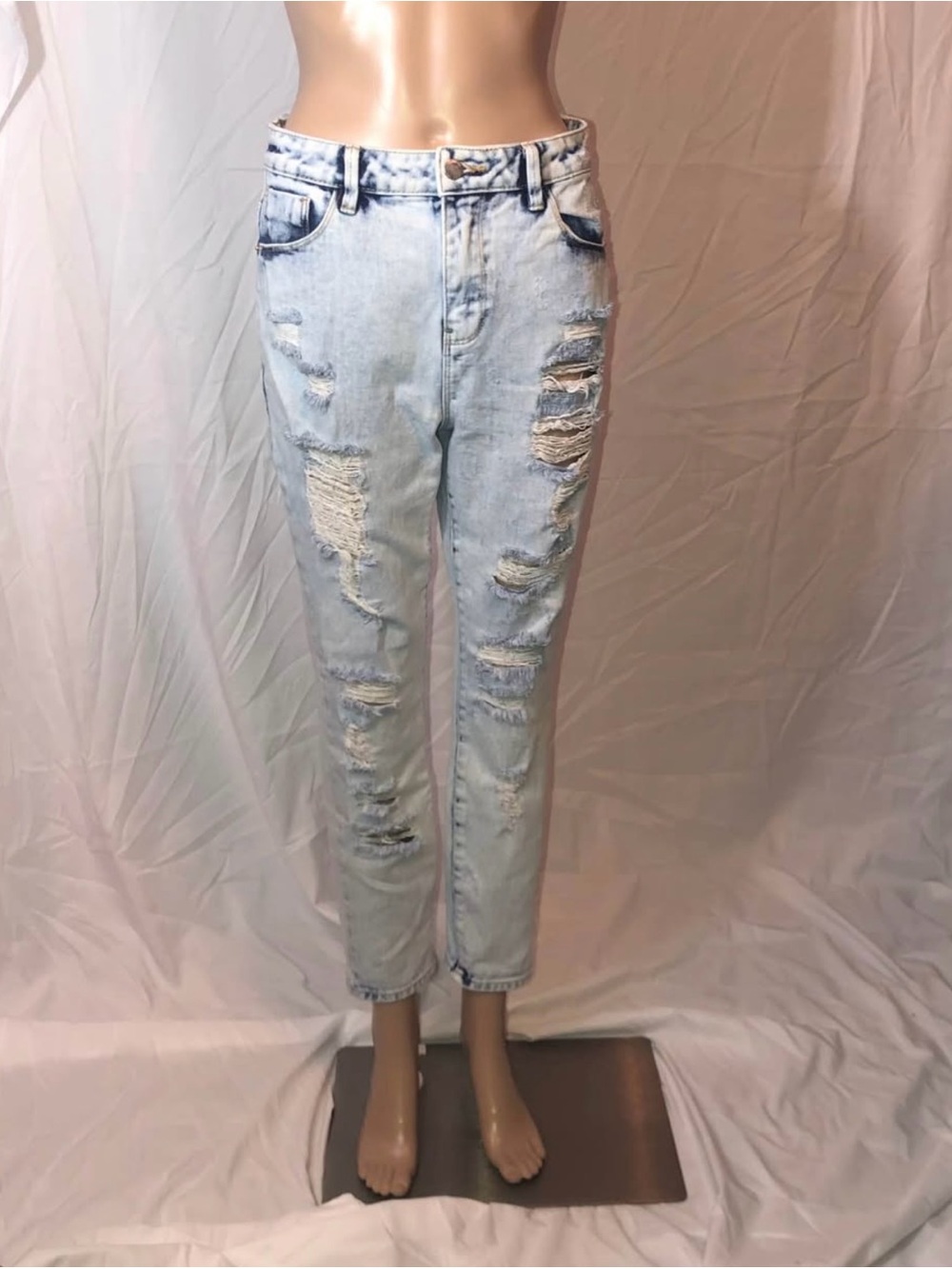Denim&Co Light Blue Distressed Cropped Jeans